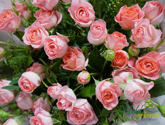 Delicate bouquet of spray roses "Belle Femme" photo